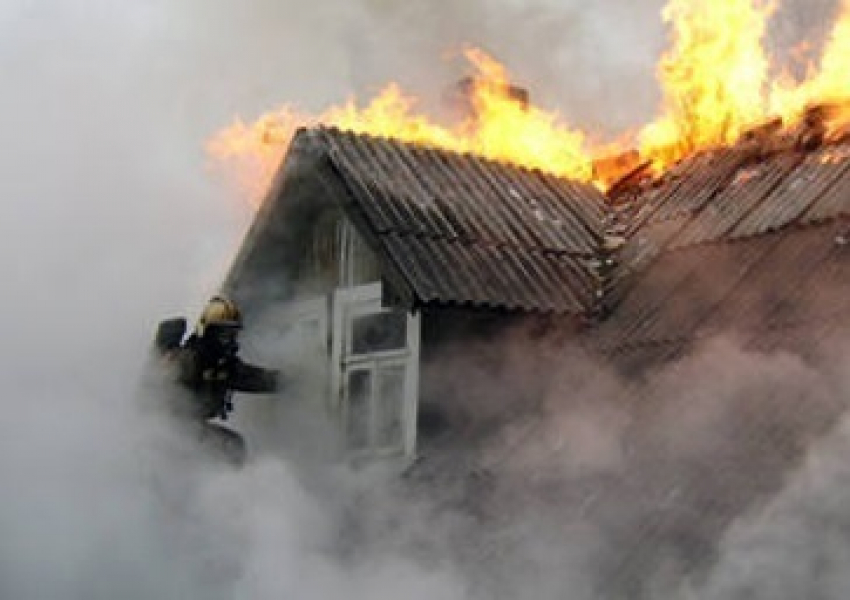 В канун Нового года пожар уничтожил трёхквартирный дом под Волгодонском 