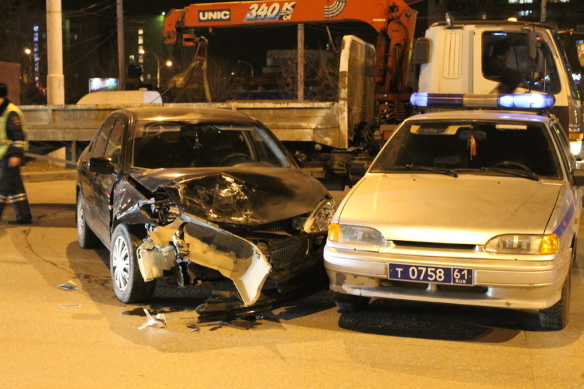 В Волгодонске пьяный водитель-инвалид «собрал» по городу десятки машин, протаранил «Хундай» и сломал ногу сотруднику ДПС