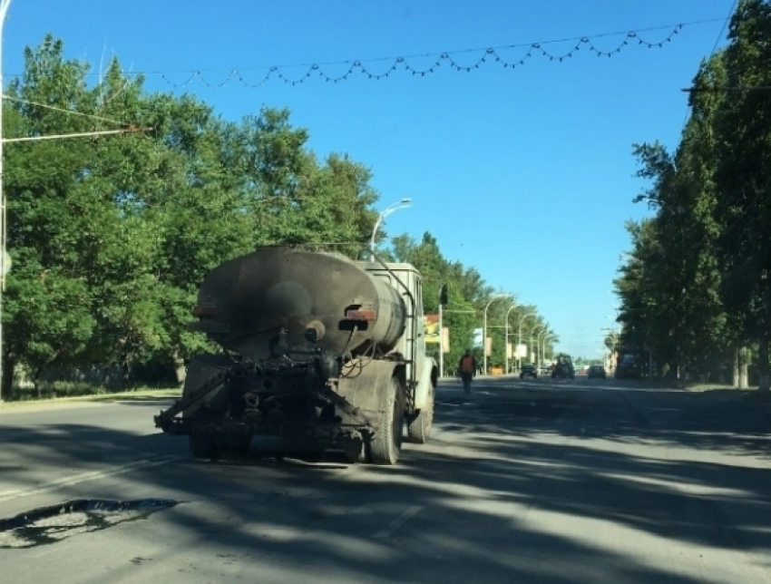 Дорожники латают «дыры» на центральной улице старой части Волгодонска