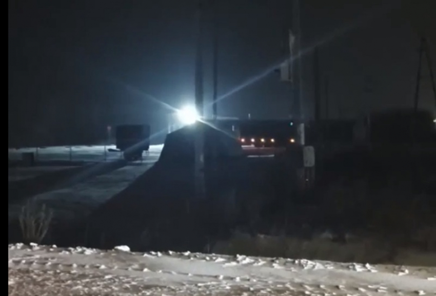Работают пункты обогрева на трассах: в Ростовской области бушует метель, дороги на Волгодонск заметает
