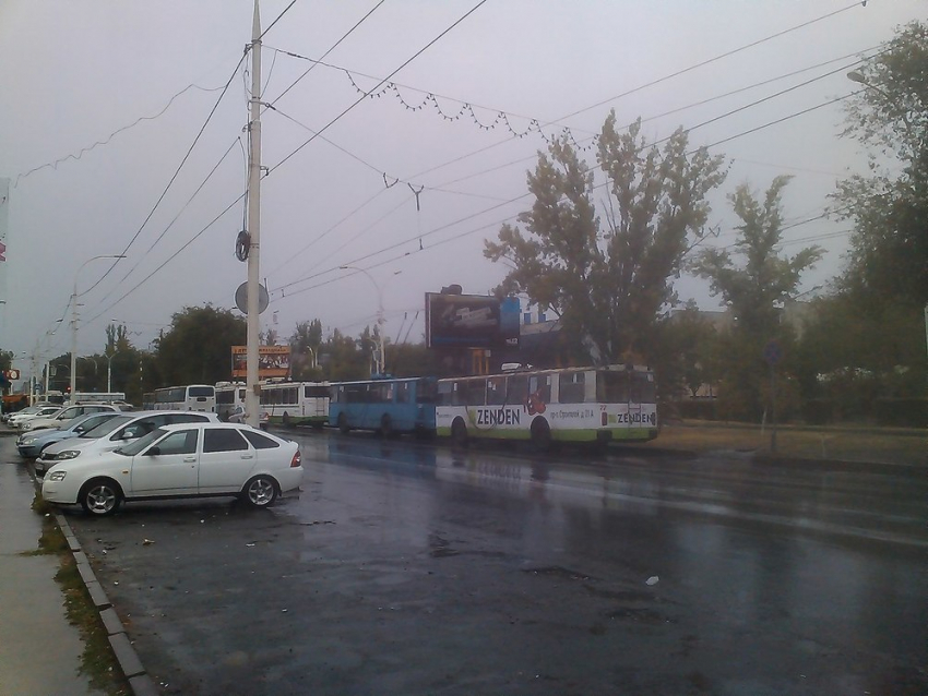 В Волгодонске дождливым утром возле Комсомольской площади выстроилась очередь из троллейбусов — читатель
