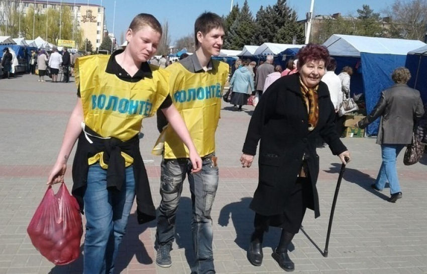На ярмарке в Волгодонске волонтеры помогали пенсионерам донести сумки с покупками