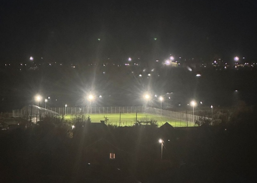 Новый стадион на набережной возле ТРЦ в Волгодонске засветился яркими огнями