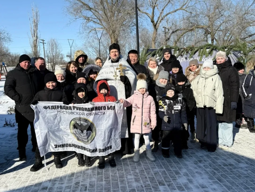 Юные рукопашники из Зимовников отважно погрузились в ледяную прорубь на Крещение Господне 