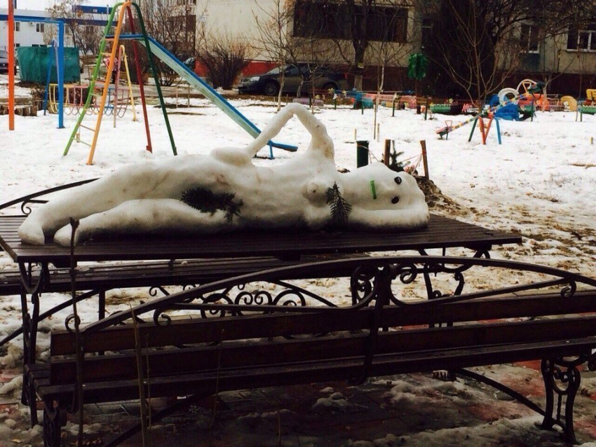 В Волгодонске на Энтузиастов «голая женщина» в туе лежит прямо на столе - читатель