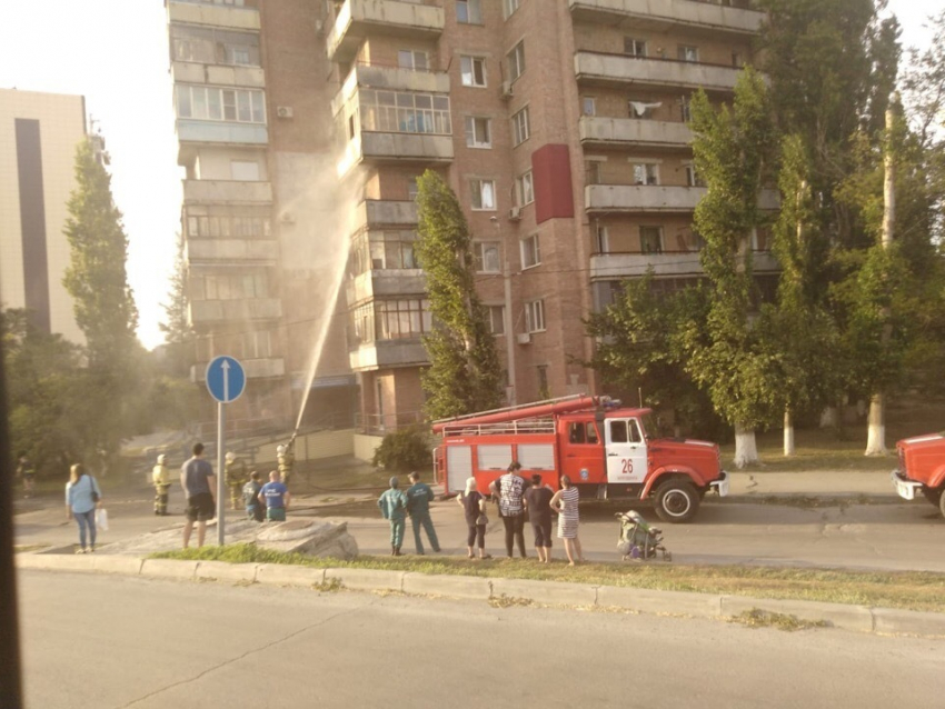 5 пожарных машин прибыли на тушение горящего балкона в Волгодонске 