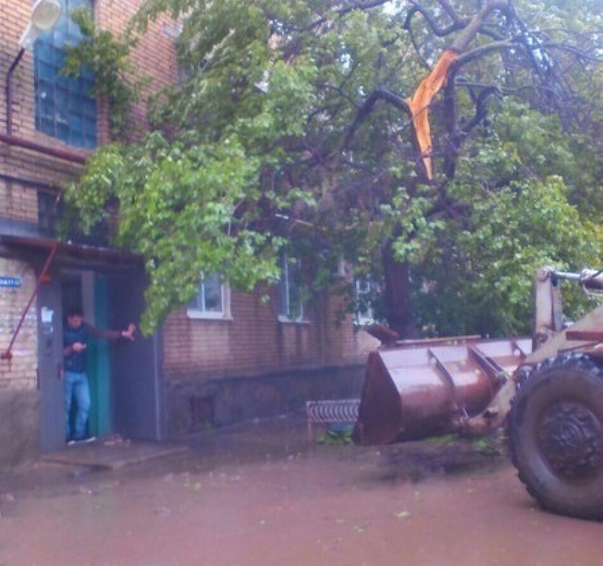 В Волгодонске спасатели разблокировали подъезд дома на улице Морской