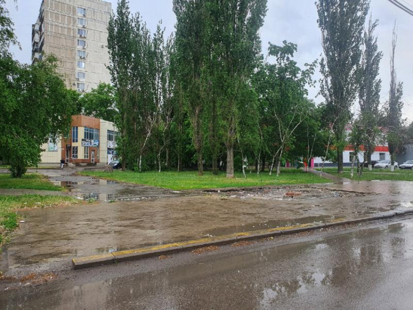Без укрытия от ветра и дождя: на Путепроводе демонтировали остановочный комплекс