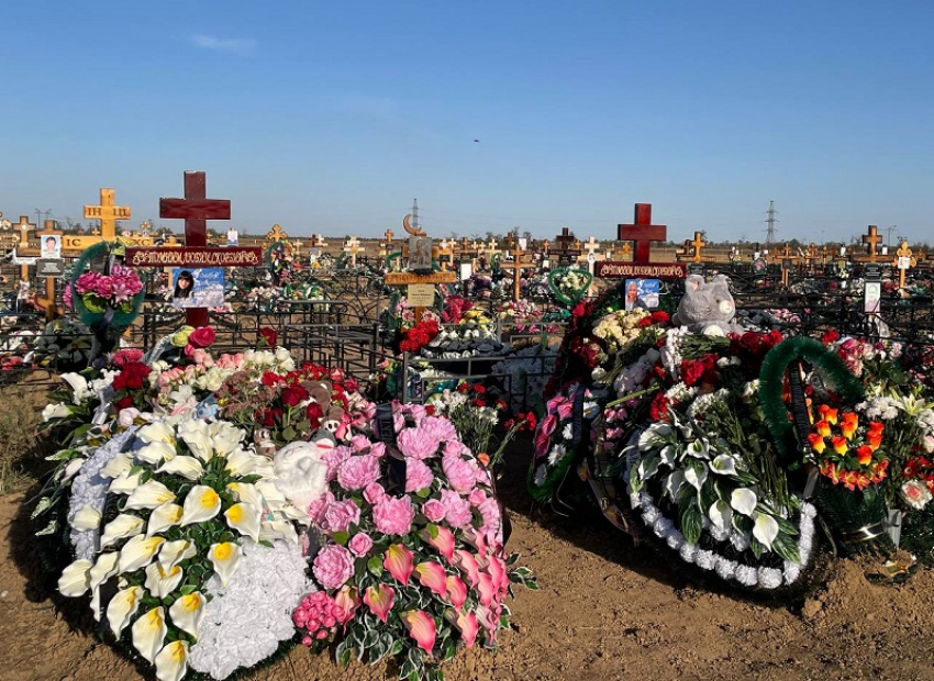 Они будут вместе вечно: волгодонцы простились с убитыми ночным гонщиком девушками 