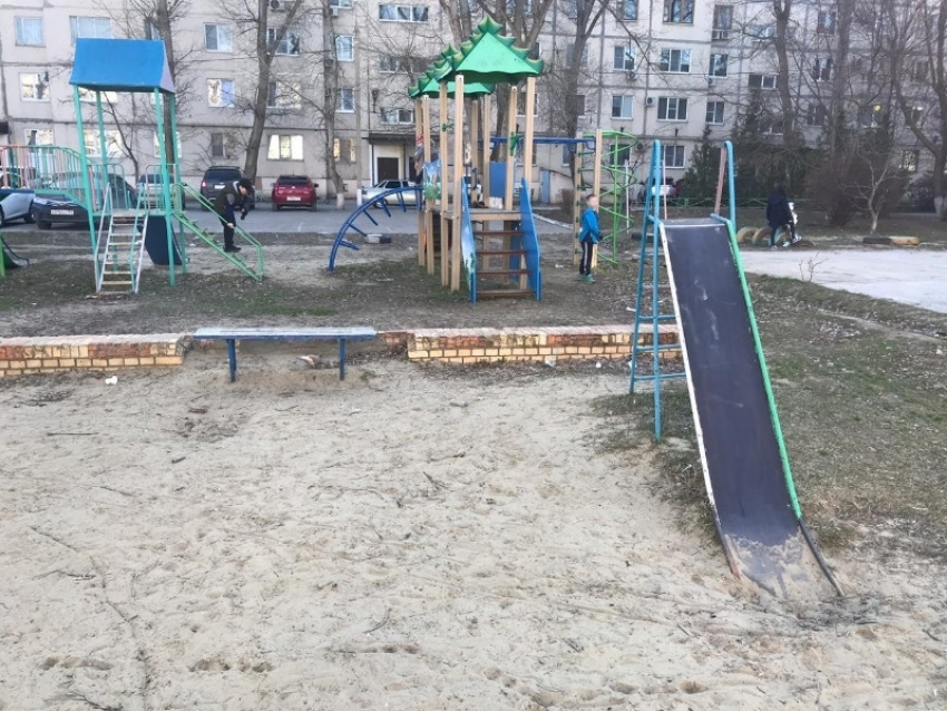 Опасны для детей: во дворах Волгодонска снесут 34 объекта на спортплощадках