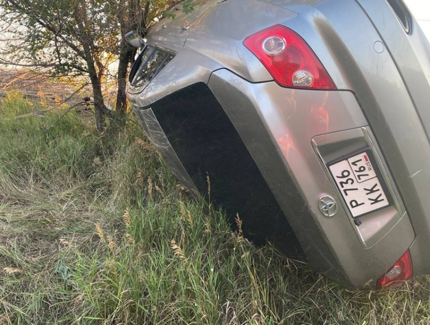 «Могли быть пьяными, все ушли»: очевидцы о ДТП с перевернувшейся машиной в Соленом