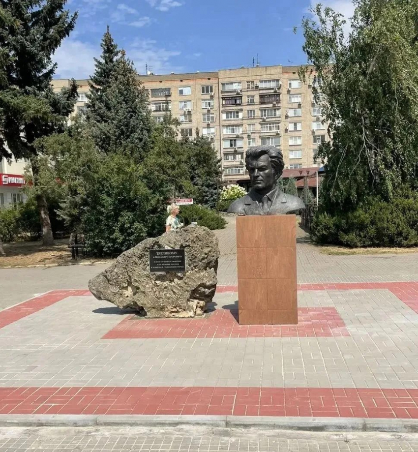 В Волгодонске завершён перенос памятника Александру Тягливому на новое место
