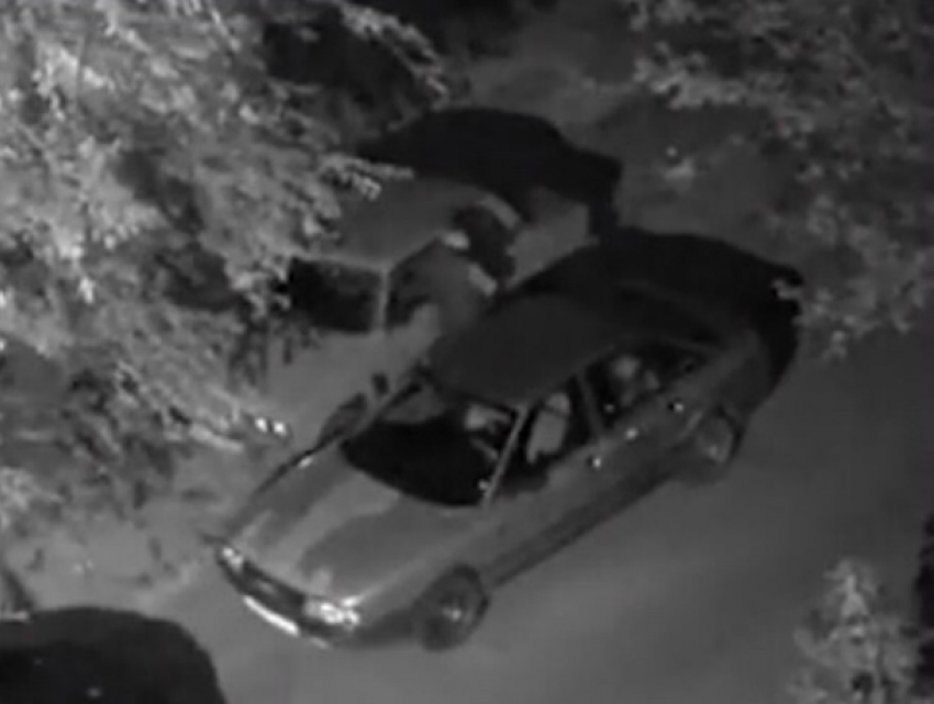 В Волгодонске двое неизвестных украли аккумулятор из автомобиля ВАЗ-2106