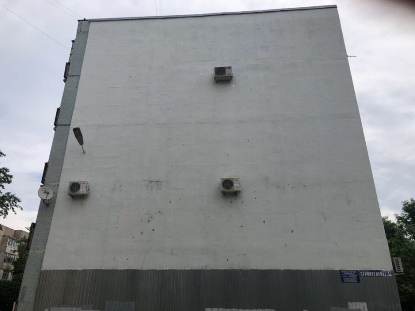 Возвращавшиеся из ночного клуба подростки железками испортили фасад дома в Волгодонске 