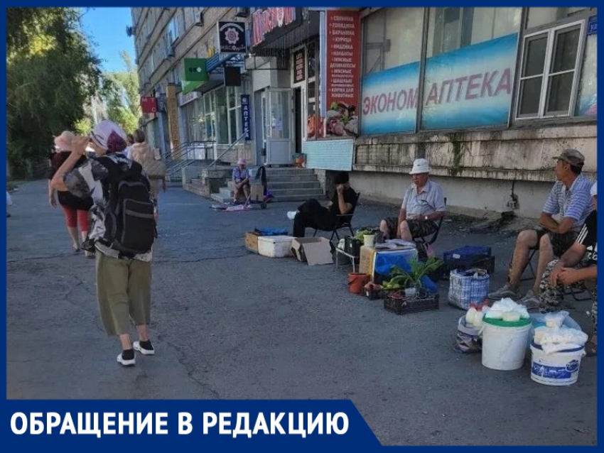 «Их с каждым днем все больше!»: стихийный рынок под окнами дома Морская, 64 разрастается  с новой силой