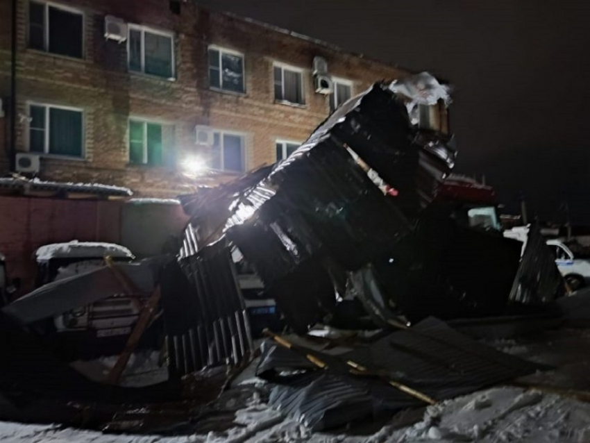 В Зимовниках ураган обрушил крышу отдела полиции на служебные автомобили