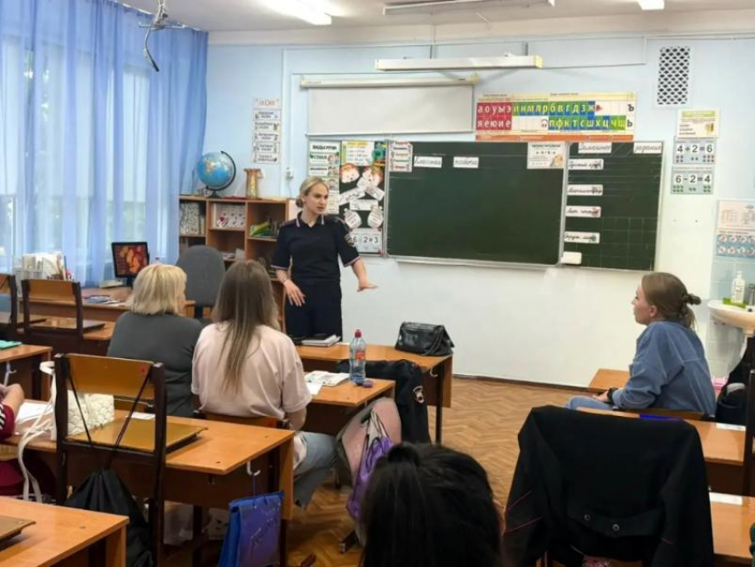 Сотрудники ГАИ рассказали школьникам и их родителям, как не попасть в ДТП в период летних каникул 