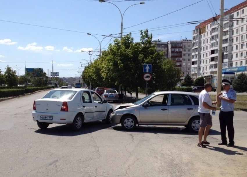 В Волгодонске возле авторынка столкнулись «Lada Kalina» и «Renault Logan»