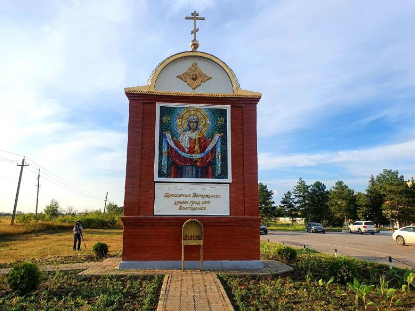 Поклонный киот с иконой Покрова Пресвятой Богородицы отреставрировали и вернули на место