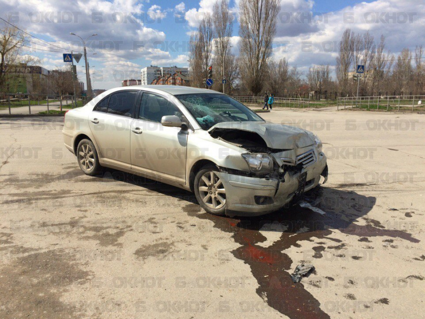 На злополучном перекрестке в Волгодонске «Тойота» протаранила «Рено» 
