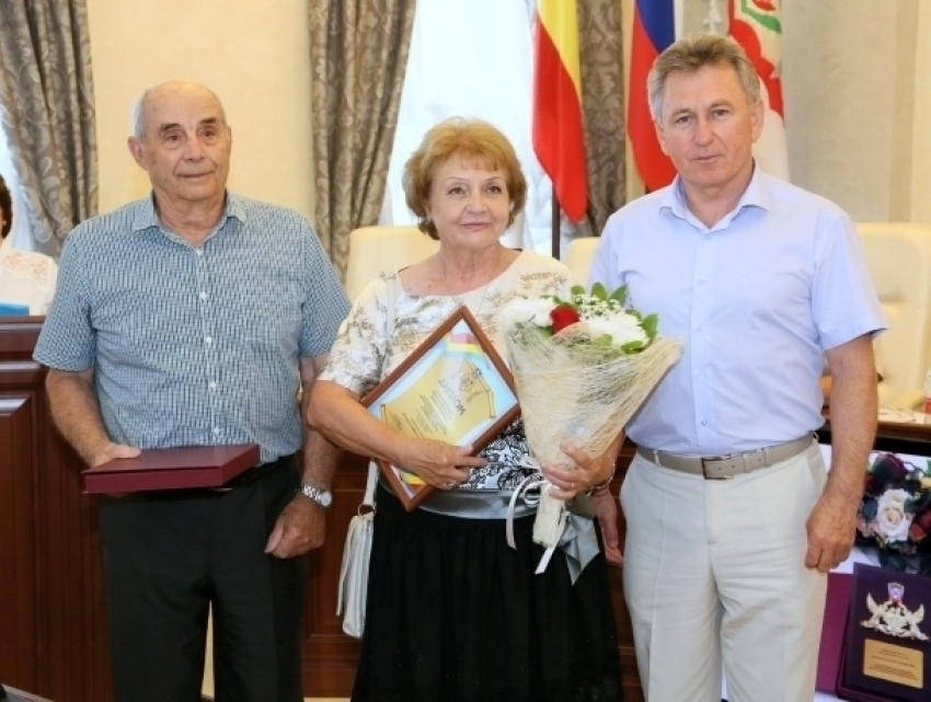 Приехавших «на месяц» из Баку в Волгодонск 46 лет назад супругов наградил донской губернатор
