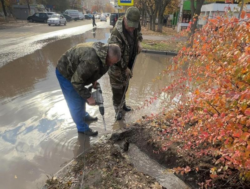 Знаменитую лужу на «тридцатнике» ликвидировали  коммунальщики Волгодонска