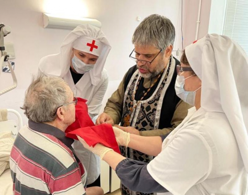 Сестры милосердия помогают пациентам Городской больницы №1, перенесшим инсульт