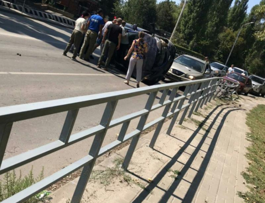 Женщина за рулем «Мазды» перевернулась на улице Степная в Волгодонске