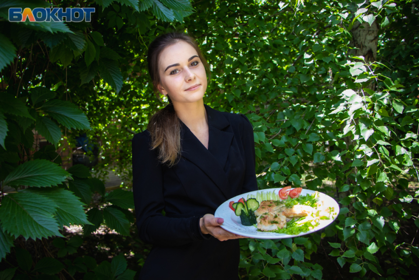 «Не пью и кальян не курю»: спортсменка Анастасия Абаполова приготовила кету по-сахалински 