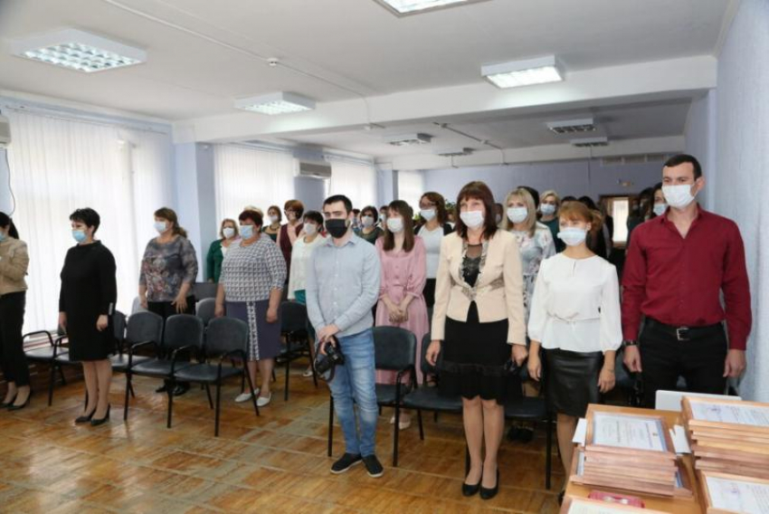 Учителей Волгодонска поздравили с профессиональным праздником