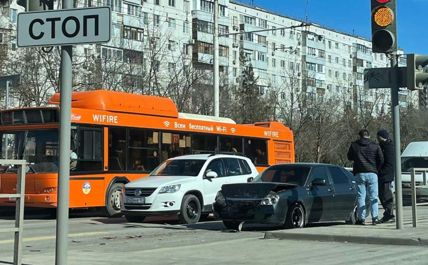 ДТП перед светофором: в Волгодонске на проспекте Строителей столкнулись два автомобиля