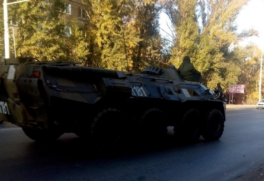 Разъезжающие по улицам Волгодонска БТР и военные грузовики напугали местных автомобилистов