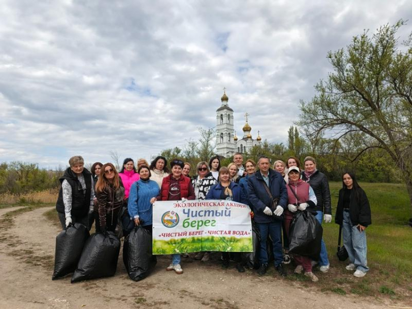 Две сотни горожан вышли на уборку берега Сухо-Соленовского залива 