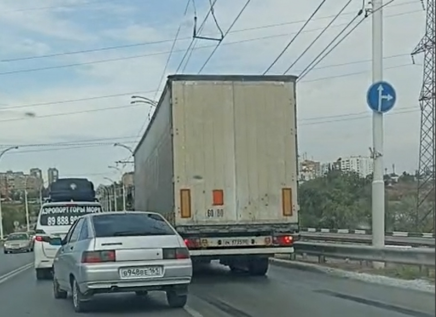 Побоялся сложиться: фура пыталась развернуться на путепроводе, но ничего не вышло