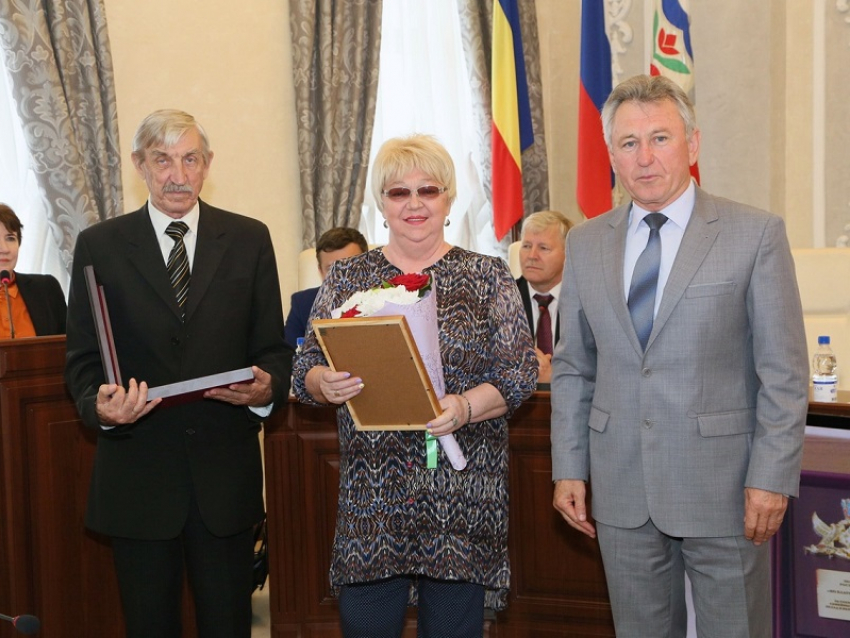 Губернатор наградил две семьи из Волгодонска за крепкую супружескую жизнь