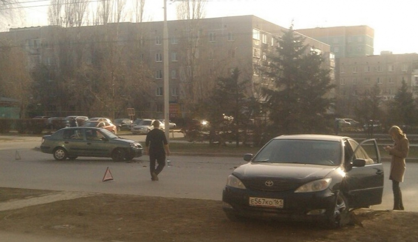 В Волгодонске в результате ДТП «Тойоту» отбросило на газон