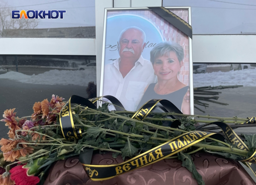 Стихийные мемориалы в память о погибших в авиакатастрофе Анатолии Евсюкове и его супруге появились в Волгодонске