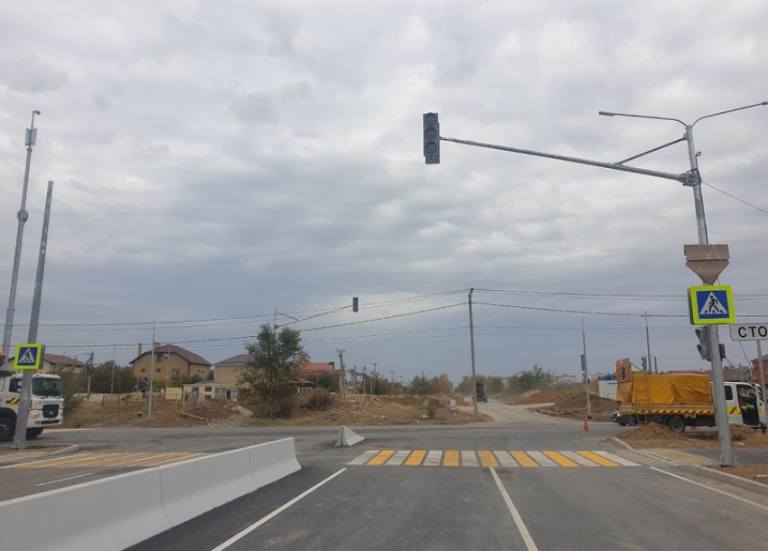 Светофоры и автобусная остановка появились на новом Лазоревом проспекте 