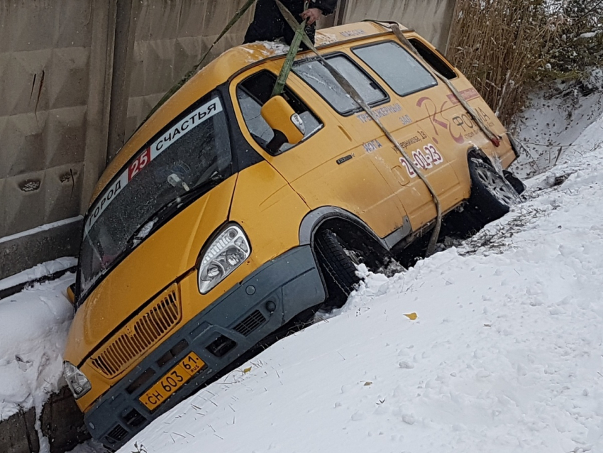 Маршрутное такси слетело с заснеженной дороги в ливневую яму в Волгодонске 