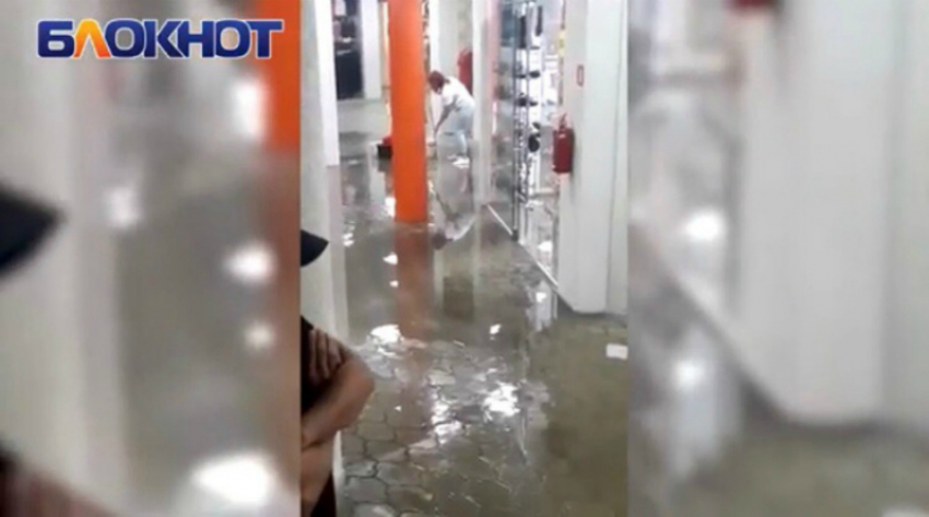 Сильный ливень затопил первый этаж торгового комплекса «Олимп»  
