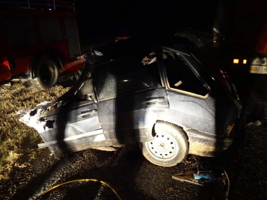 На дороге Дубовское-Заветное фура раздавила ВАЗ-2114 - 44-летний водитель легковушки погиб на месте