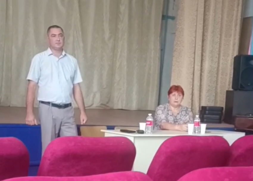 «Я не обязан отвечать»: глава Саркела провел отчет для жителей поселка