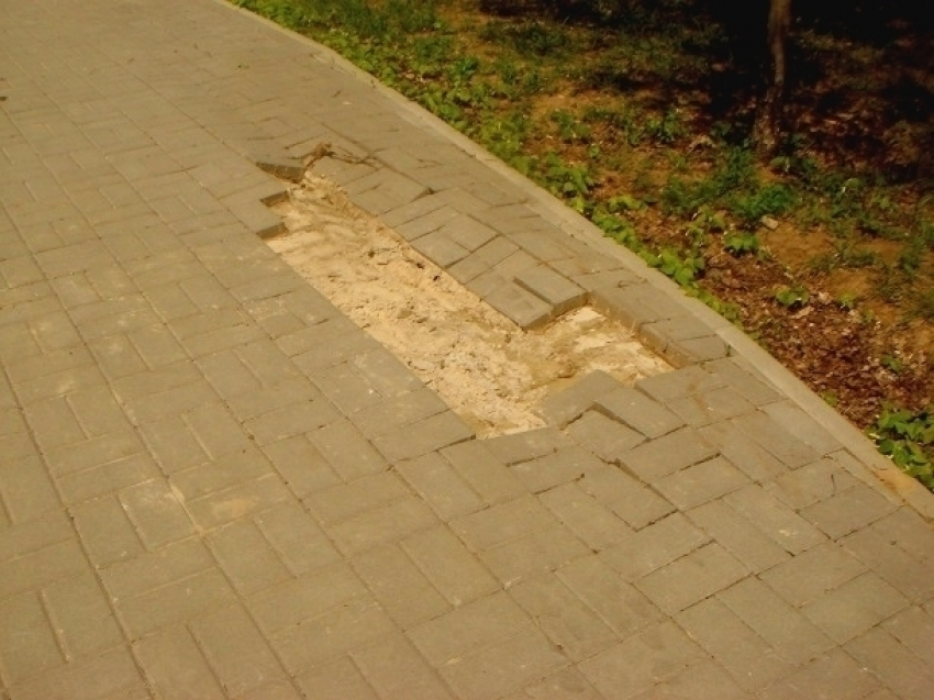 Поливальная машина разрушила пешеходную дорожку в парке «Дружба» в Волгодонске! - читатель