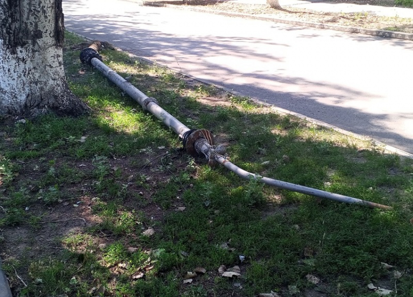 Старинный уличный фонарь не дожил до Дня города Волгодонска