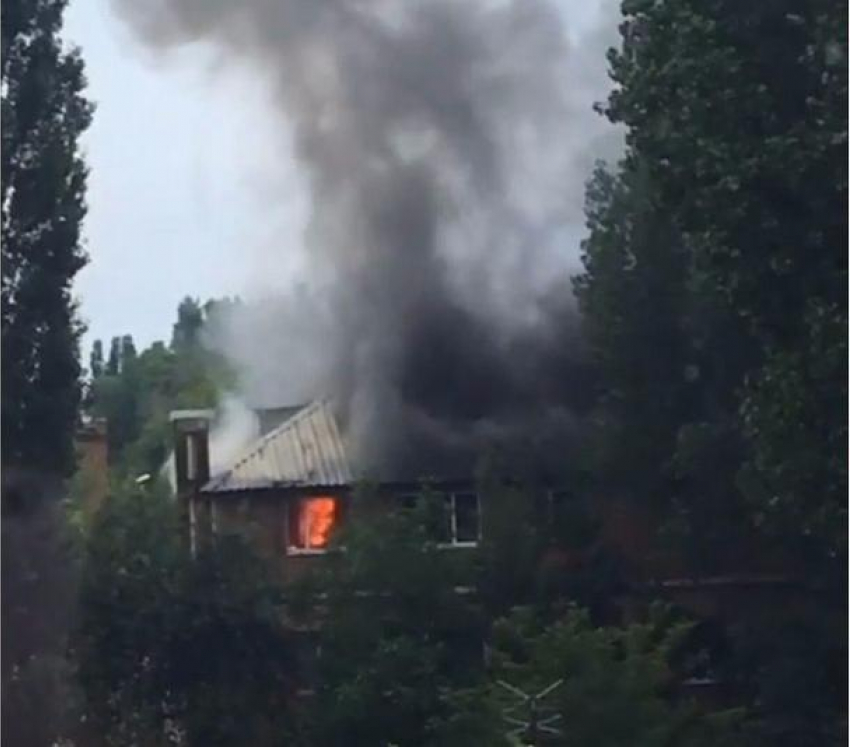 Крупный пожар случился в жилом доме на улице Волгодонской