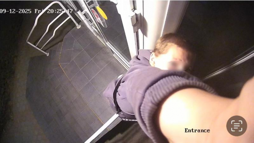 В Волгодонске малолетний вандал разбил наружную камеру частной стоматологической клиники