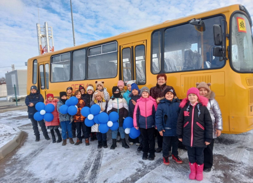 Новый автобус по поручению президента России передали школе в Лагутниках