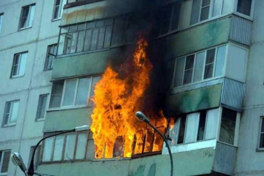 В Волгодонске на 30 лет Победы из-за выброшенного окурка загорелся балкон