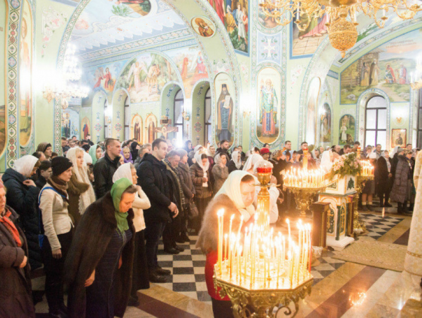 Сотни волгодонцев посетили Божественную литургию в Рождественскую ночь