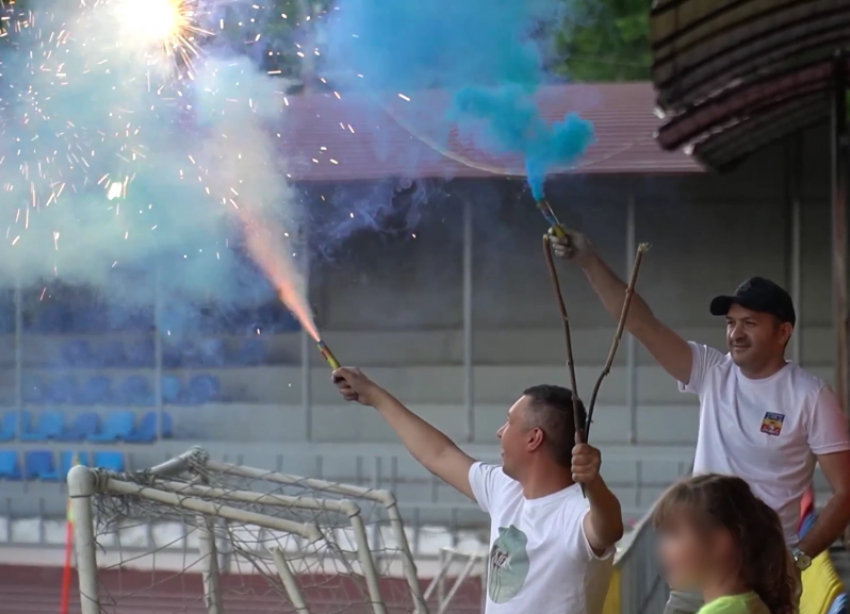 Футбольные фанаты из Волгодонска увидели разгромную победу родной команды в Батайске